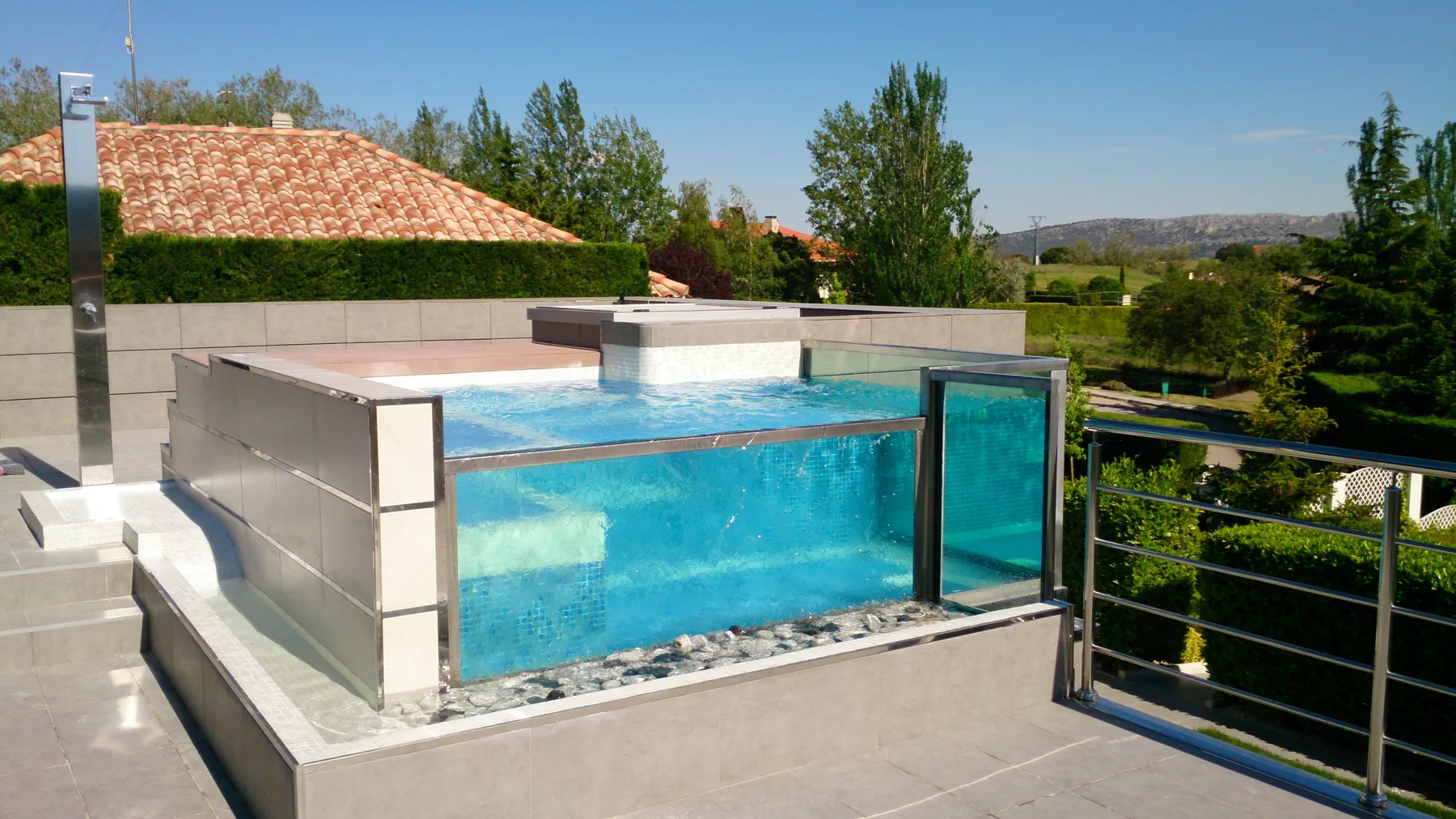 Detalle arquitectónico de una piscina con pared de cristal