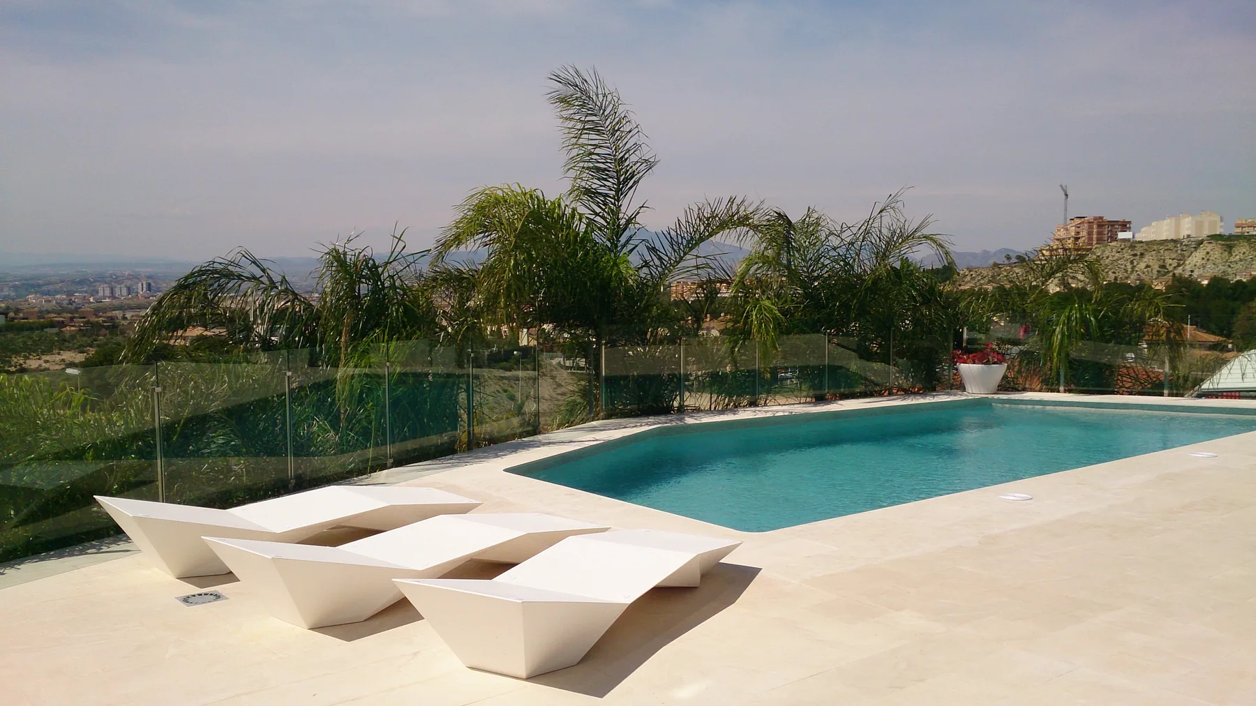 Piscina a medida realizada por Piscinas Gomáriz