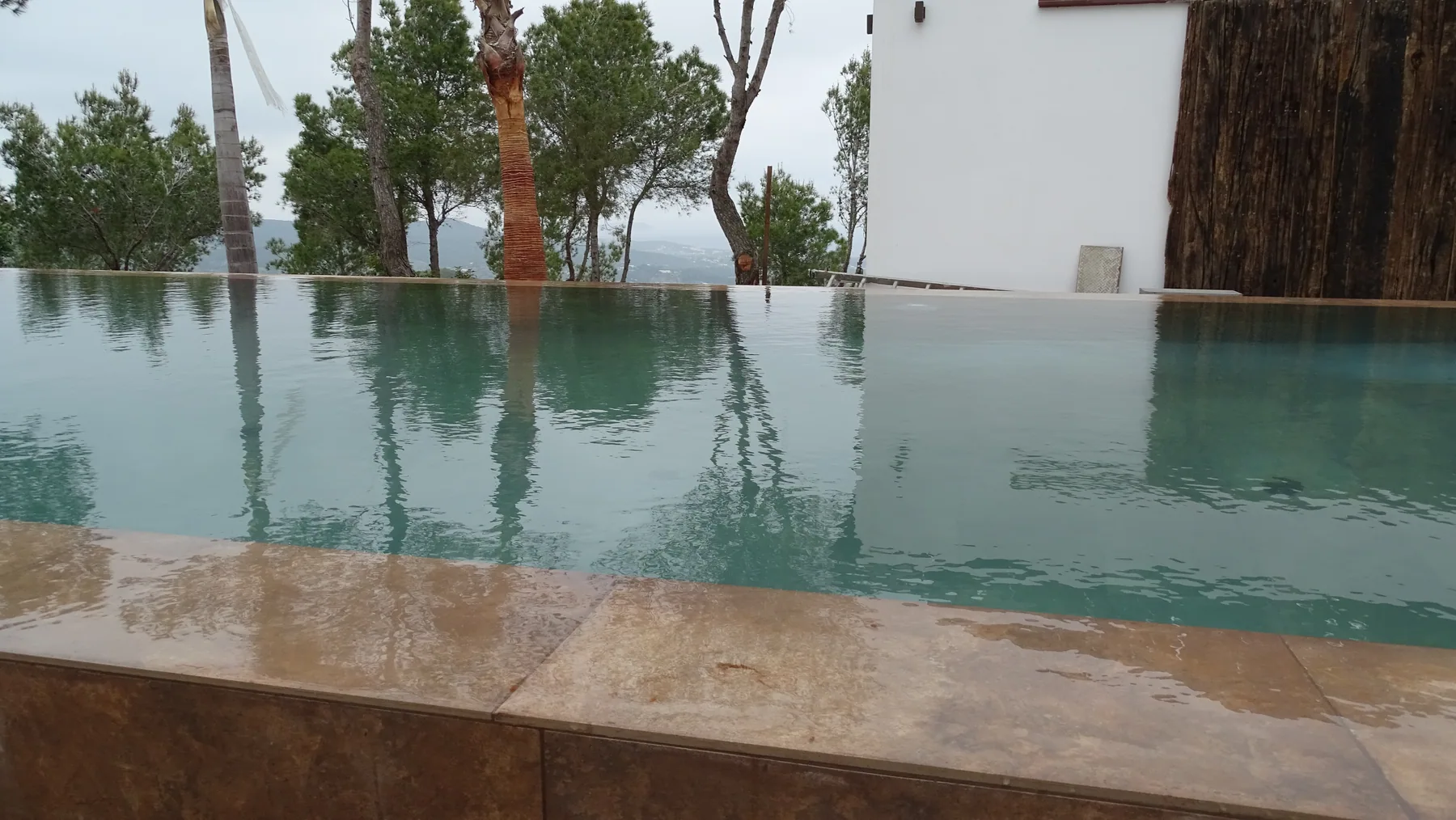 Piscina infinity integrada con la arquitectura y el paisaje