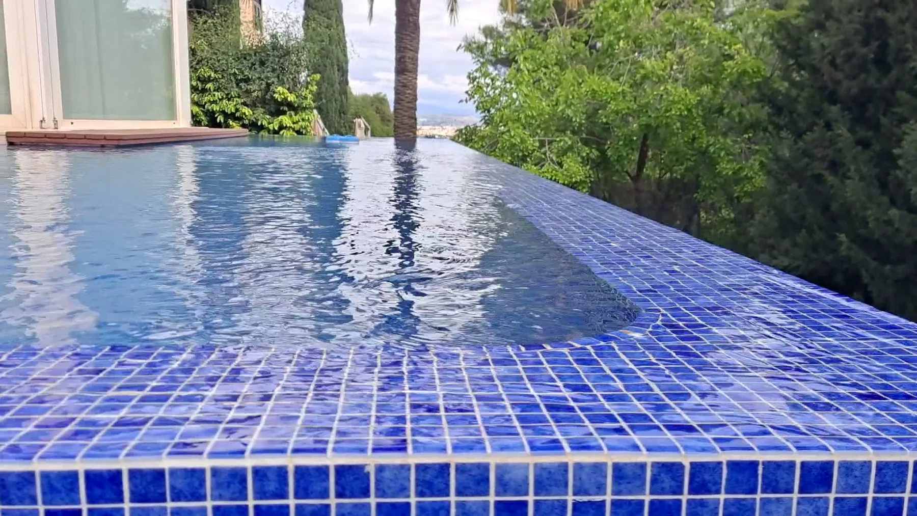 Piscina infinity con mosaico azul, proyecto de Piscinas Gomáriz